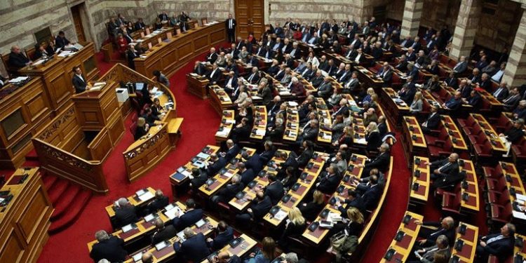 Ξεκίνησε με ομιλίες βουλευτών η συζήτηση για τη παροχή ψήφου εμπιστοσύνης στην κυβέρνηση