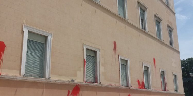 Επίθεση με μπογιές και καπνογόνα στη Βουλή – Ο Ρουβίκωνας ανέλαβε την ευθύνη