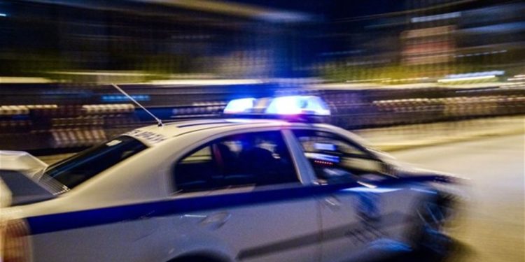 Εισβολή ληστών με αυτοκίνητο σε κοσμηματοπωλείο στο Κορωπί