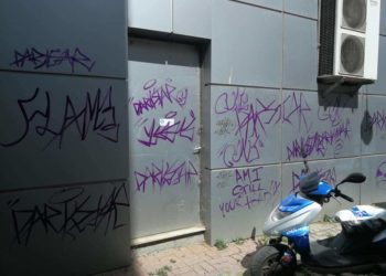 Άγνωστοι έβαψαν με σπρέι προσόψεις σπιτιών, καταστημάτων και σταθμευμένα αυτοκίνητα