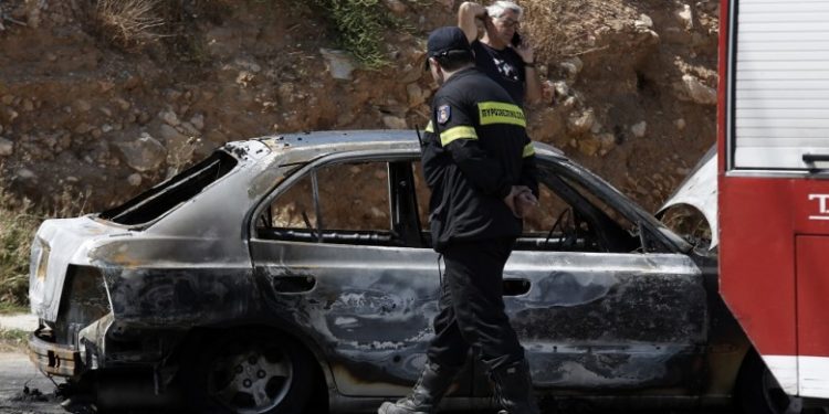 Άγνωστοι πυρπόλησαν τέσσερα αυτοκίνητα στα Πετράλωνα