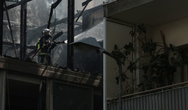 Απεγκλωβίστηκε ηλικιωμένη με σοβαρά εγκαύματα από φλεγόμενο διαμέρισμα στο κέντρο της Αθήνας
