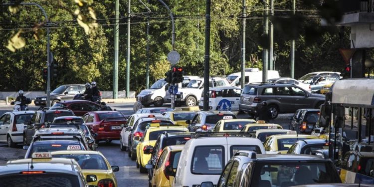 Κλειστή η λεωφόρος Βεΐκου στο Γαλάτσι λόγω σπασμένου αγωγού της ΕΥΔΑΠ