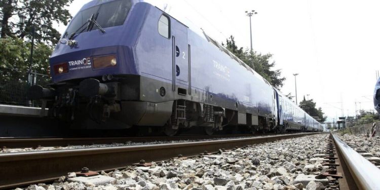 Σύγκρουση αμαξοστοιχίας που εκτελούσε το δρομολόγιο Λάρισα-Βόλος με όχημα