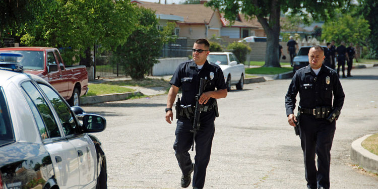 ΗΠΑ: Ο αστυνομικός της γειτονιάς που πάει «πόρτα-πόρτα» βελτιώνει τη γνώμη των πολιτών για την αστυνομία