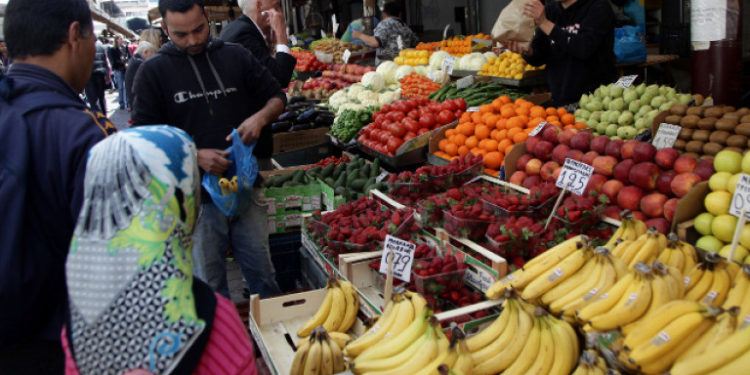 Άγριος καβγάς σε λαϊκή αγορά – Δάγκωσαν και έκοψαν το αυτί παραγωγού