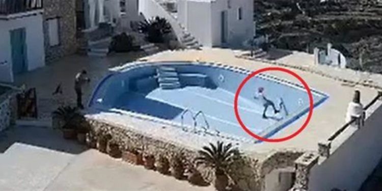 Μαθητές δημοτικού βασανίζουν μέχρι θανάτου μια τυφλή γάτα (ΒΙΝΤΕΟ)