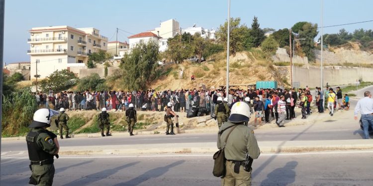 Διαμαρτυρία μεταναστών στη Σάμο (ΒΙΝΤΕΟ)