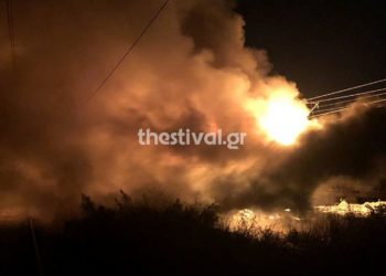 Φωτιά σε παροπλισμένο βαγόνι του ΟΣΕ που διέμεναν μετανάστες