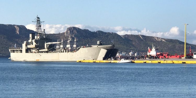 Στην Ελευσίνα κατέπλευσε αρματαγωγό με πρόσφυγες και μετανάστες από τη Σύμη (ΦΩΤΟ)