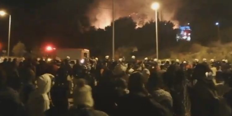 Πυρκαγιά στο κέντρο υποδοχής και ταυτοποίησης της Σάμου