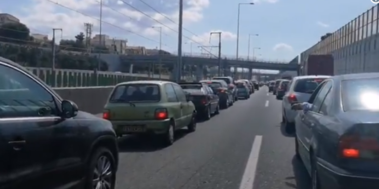 Μποτιλιάρισμα λόγω τροχαίου ατυχήματος στην Αττική Οδό – Τραυματίστηκε ελαφρά ένα παιδί