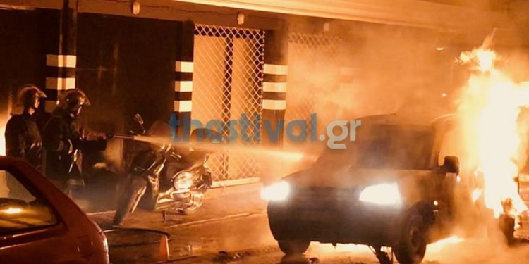 Στις φλόγες δέκα οχήματα στη Θεσσαλονίκη
