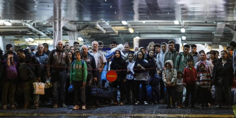 Μεταφέρθηκαν στον Πειραιά οι πρόσφυγες και οι μετανάστες από την Σύμη με πλοίο του Πολεμικού Ναυτικού