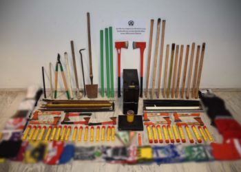 Τσεκούρια, ρόπαλα και σιδερόβεργες μεταξύ των ευρημάτων της ΕΛ.ΑΣ. σε συνδέσμους οπαδών     