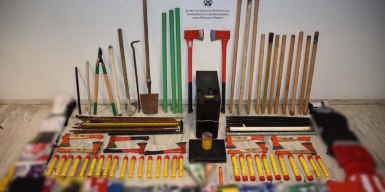 Τσεκούρια, ρόπαλα και σιδερόβεργες μεταξύ των ευρημάτων της ΕΛ.ΑΣ. σε συνδέσμους οπαδών