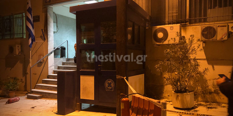 Επίθεση με μολότοφ στο αστυνομικό τμήμα της Τούμπας – Ελεύθεροι οι προσαχθέντες (ΒΙΝΤΕΟ)