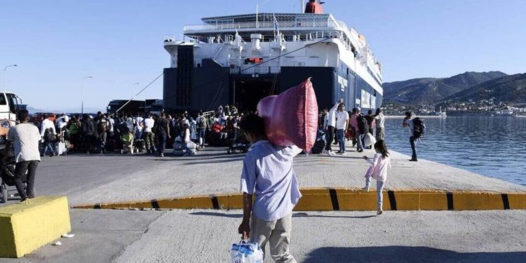Στο λιμάνι του Πειραιά δύο πλοία με 179 πρόσφυγες από νησιά του ανατολικού Αιγαίου