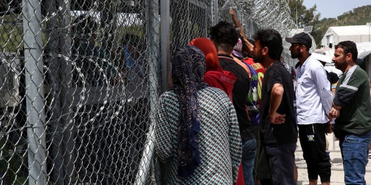 Στον εισαγγελέα διαβιβάζει η Υπηρεσία Ασύλου καταγγελίες για διερμηνείς που ζητούν χρήματα από πρόσφυγες