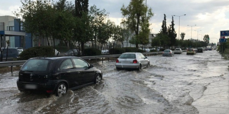 Προβλήματα στην κυκλοφορία λόγω πλημμύρας