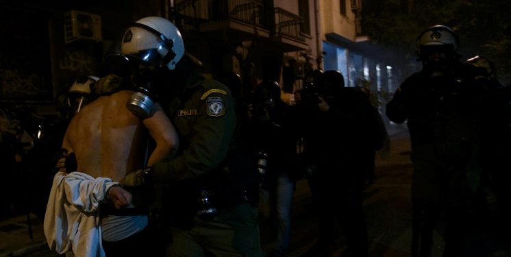 Ανακοίνωση Χρυσοχοΐδη για τα επεισόδια στα Εξάρχεια