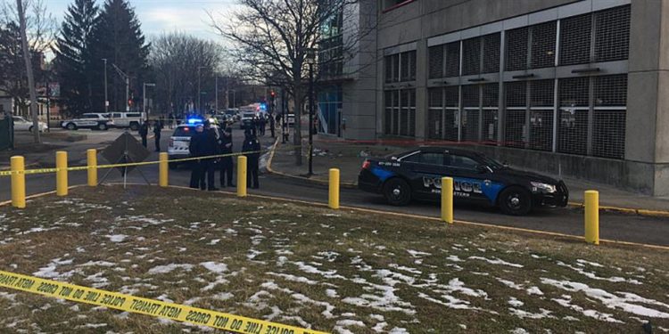 Βοστόνη: Θρίλερ με νεκρή γυναίκα και παιδιά σε πεζοδρόμιο