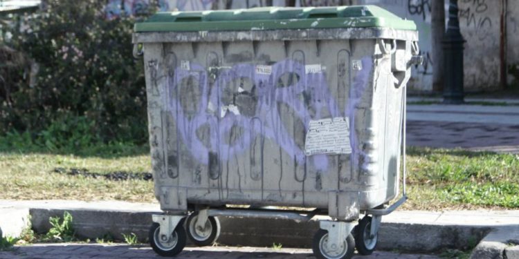 Βρέφος βρέθηκε μέσα σε κάδο απορριμμάτων στο κέντρο της Καλαμάτας