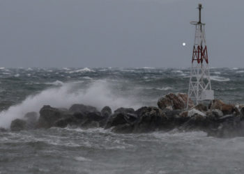 Αγνοείται κωπηλάτης στη Λούτσα