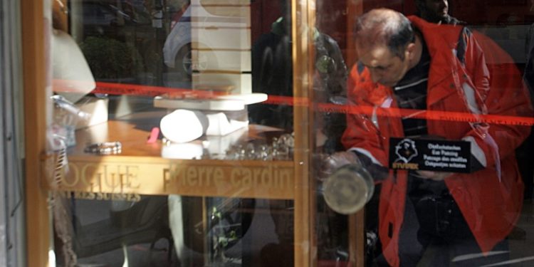 Διάρρηξη σε κοσμηματοπωλείο στην Ηλιούπολη -ΒΙΝΤΕΟ