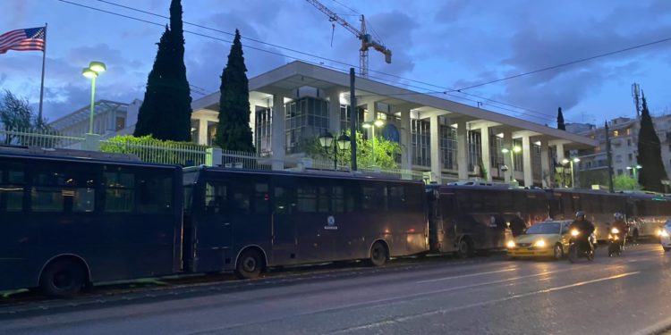 Σε αστυνομικό κλοιό η πρεσβεία των ΗΠΑ – Συγκέντρωση Παλαιστινίων στη Β.Σοφίας
