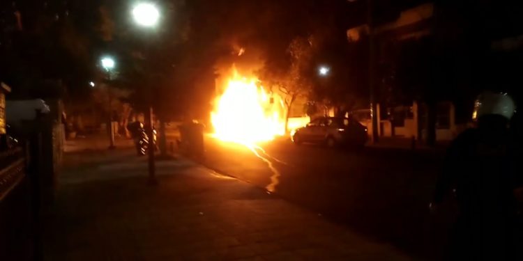 Πυρπόλησαν το αυτοκίνητο εκδότη στην Αγία Βαρβάρα – ΒΙΝΤΕΟ