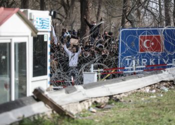 Νέα επεισόδια στις Καστανιές – Μετανάστες εκτοξεύουν χημικά προς τα ΜΑΤ