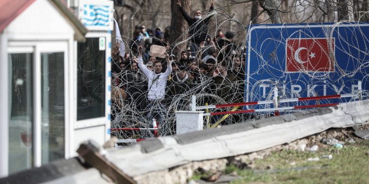 Νέα επεισόδια στις Καστανιές – Μετανάστες εκτοξεύουν χημικά προς τα ΜΑΤ