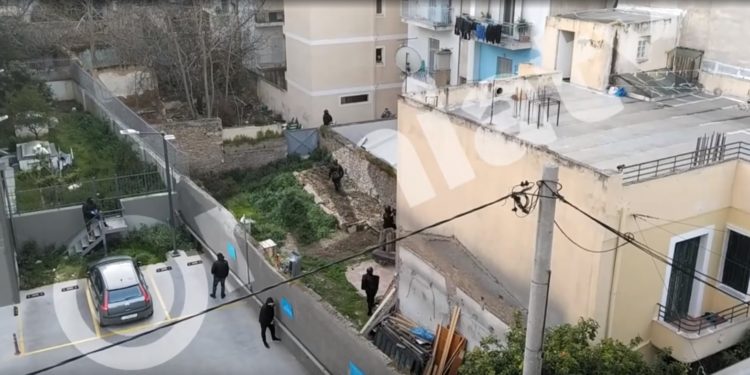 Βίντεο από την επιχείρηση της Αντιτρομοκρατικής στο σπίτι οπλοστάσιο στα Σεπόλια
