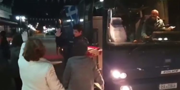 Οι κάτοικοι στις Καστανιές του Έβρου γιορτάζουν με τους αστυνομικούς της πρώτης γραμμής.