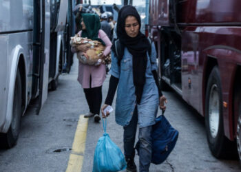 Μετακίνησαν πρόσφυγες από την Μαλακάσα στο Φάληρο λόγω “Ιανού”