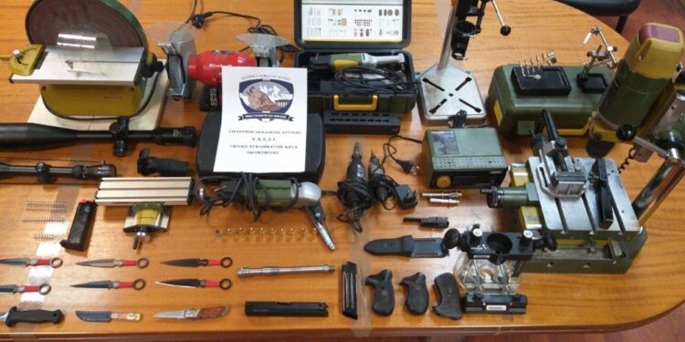 Ποιος είναι ο “οπλουργός” της Καλλιθέας – Τι ψάχνει η Ασφάλεια