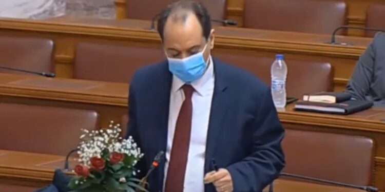 Ανθοδέσμες και κόντρες στη Βουλή για τις καταγγελίες περί αστυνομικής βίας