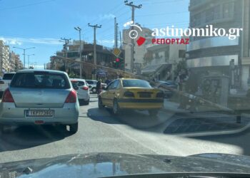 Ο ισχυρός άνεμος έριξε κολώνα σε ταξί στο Παλαιό Φάληρο