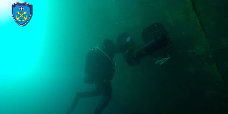 Υποβρύχια έφοδος του Λιμενικού σε ναρκωπλοίο – ΒΙΝΤΕΟ