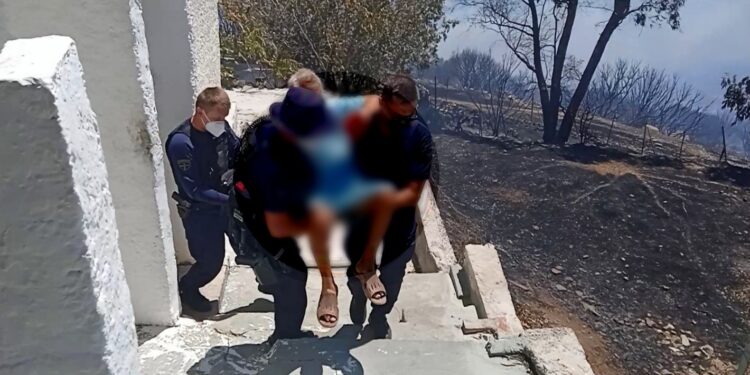 Φωτό από την διάσωση ηλικιωμένης στην Κερατέα από άνδρες της ΟΠΚΕ