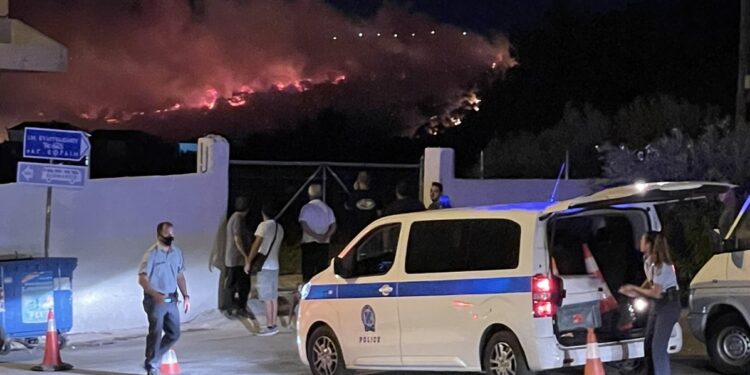 Πυρκαγιά κοντά σε οικισμό στη Νέα Μάκρη – Εκκένωση της περιοχής – Βίντεο