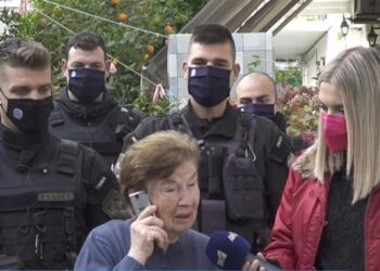 Οικονομική ενίσχυση από αστυνομικούς σε θύματα ληστείας από Ρομά