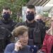 Οικονομική ενίσχυση από αστυνομικούς σε θύματα ληστείας από Ρομά
