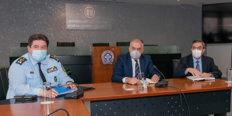 Σε πλήρη επιφυλακή και η ΕΛΑΣ για το κύμα κακοκαιρίας