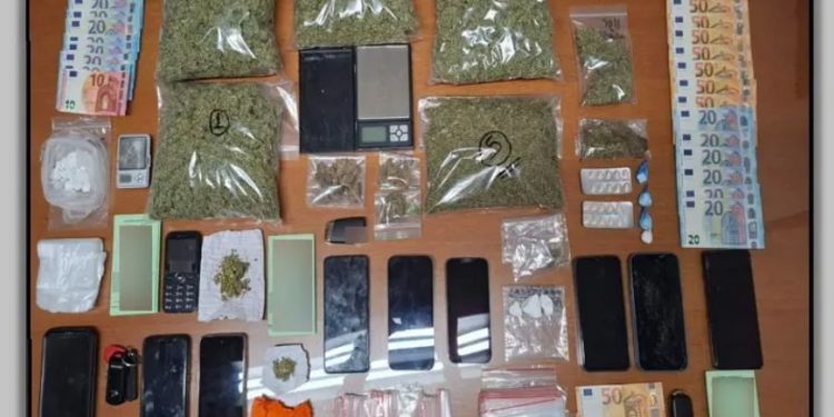 Τρίκαλα: Αστυνομικός, στέλεχος Πολεμικής Αεροπορίας και φαντάρος συνελήφθησαν για διακίνηση ναρκωτικών – ΦΩΤΟ