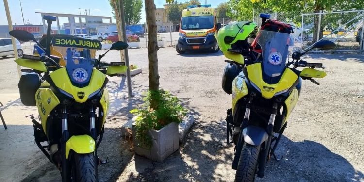 «Γέφυρα ζωής» από το ΕΚΑΒ και την ΕΛΑΣ για τη μεταφορά βρέφους από τη Νεάπολη στο Ιπποκράτειο