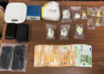 Χειροπέδες σε 22χρονο και 24χρονο που «έσπρωχναν» κοκαΐνη – Το αυτοκίνητο με τις ειδικές κρύπτες – ΒΙΝΤΕΟ – ΦΩΤΟ