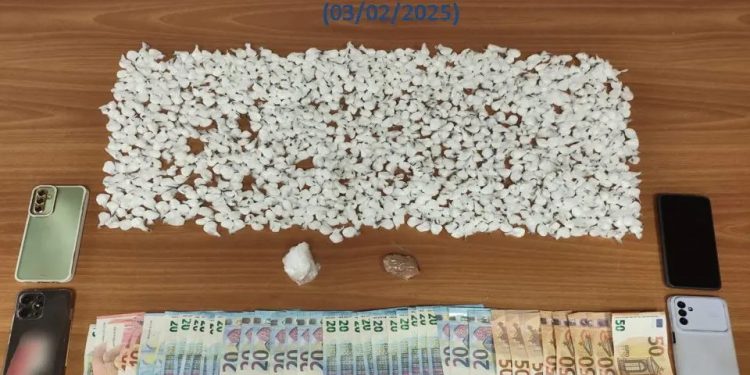 Αθήνα: Χειροπέδες σε 2 άνδρες – Είχαν σε κρύπτη αυτοκινήτου μεγάλη ποσότητα με φιξάκια κοκαΐνης – ΦΩΤΟ