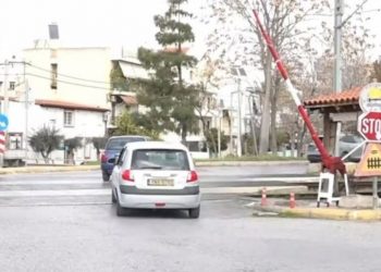 Συνελήφθη σεκιούριτι που ξέχασε ανοιχτές τις μπάρες του ΟΣΕ στη Χαμοστέρνας – Είχε αποκοιμηθεί – ΒΙΝΤΕΟ